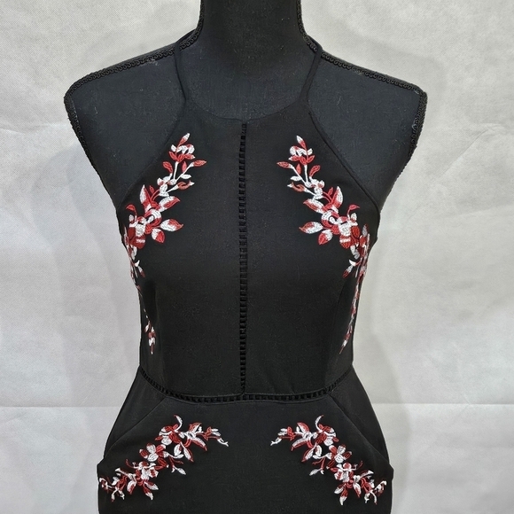 Bisou Bisou Halter Form Fitting Embroidered Floral Black Cut Out Dress Size 2 - Picture 2 of 7